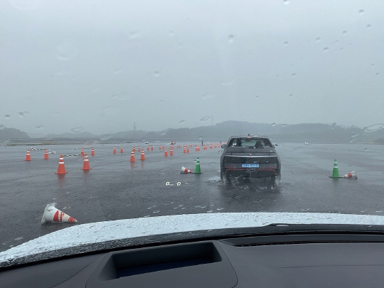 아이오닉 5 N 빗길 주행 모습. 장우진 기자